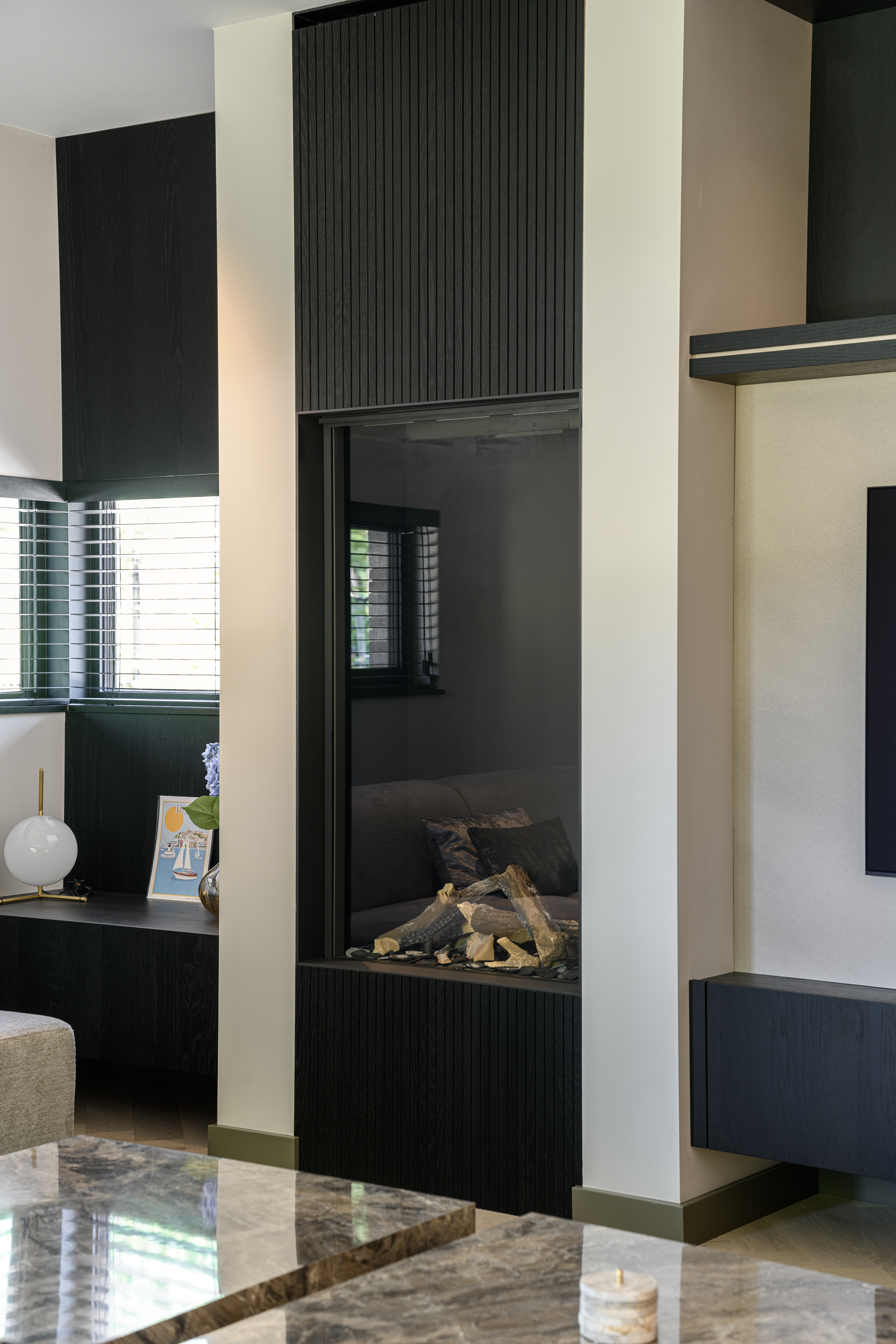 Mooie houtkachel passend bij het interieur